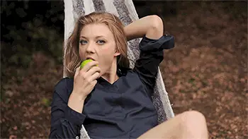 Девушка с яблоком